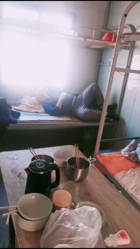 工地混搭宿舍,三个男的,两个女的,晚上不脱,换衣服还得上厕所,最怕