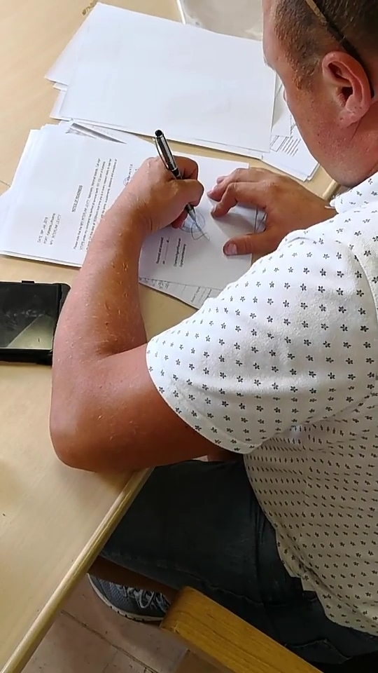 终于明白为何老外写字姿势都这样  原来是防偷窥