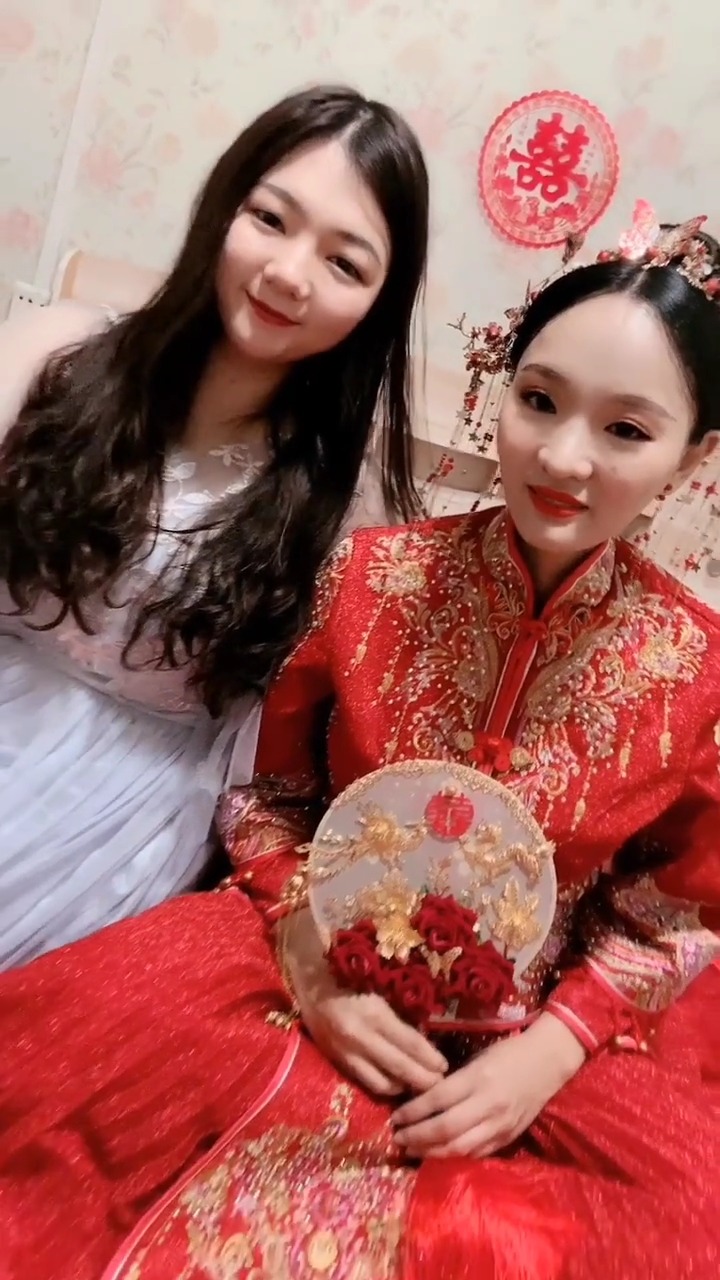 伴娘是新娘的妹妹,看到姐姐结婚了,自己也着急了