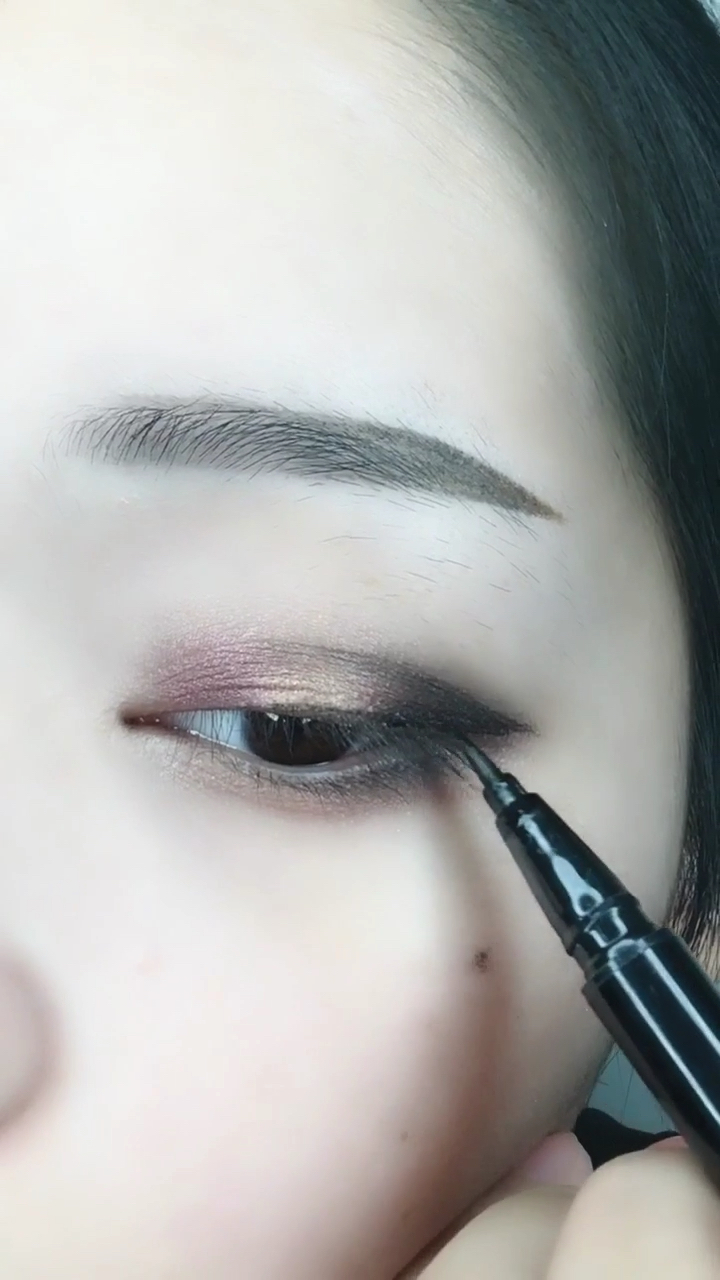 放大双眼10倍的心机眼线教程