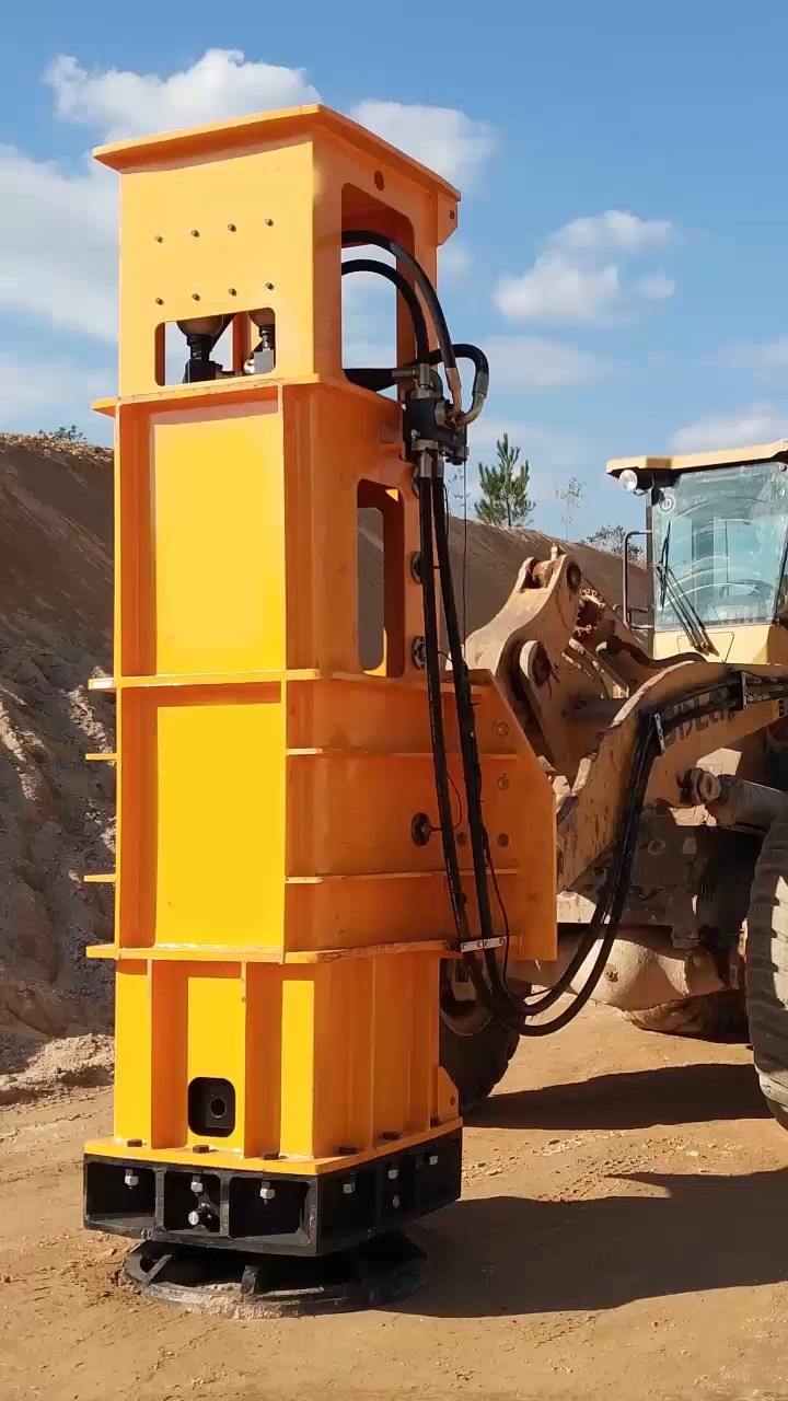 简单装载机打夯!如此简单的装载机带的打夯机施工现场施工中!