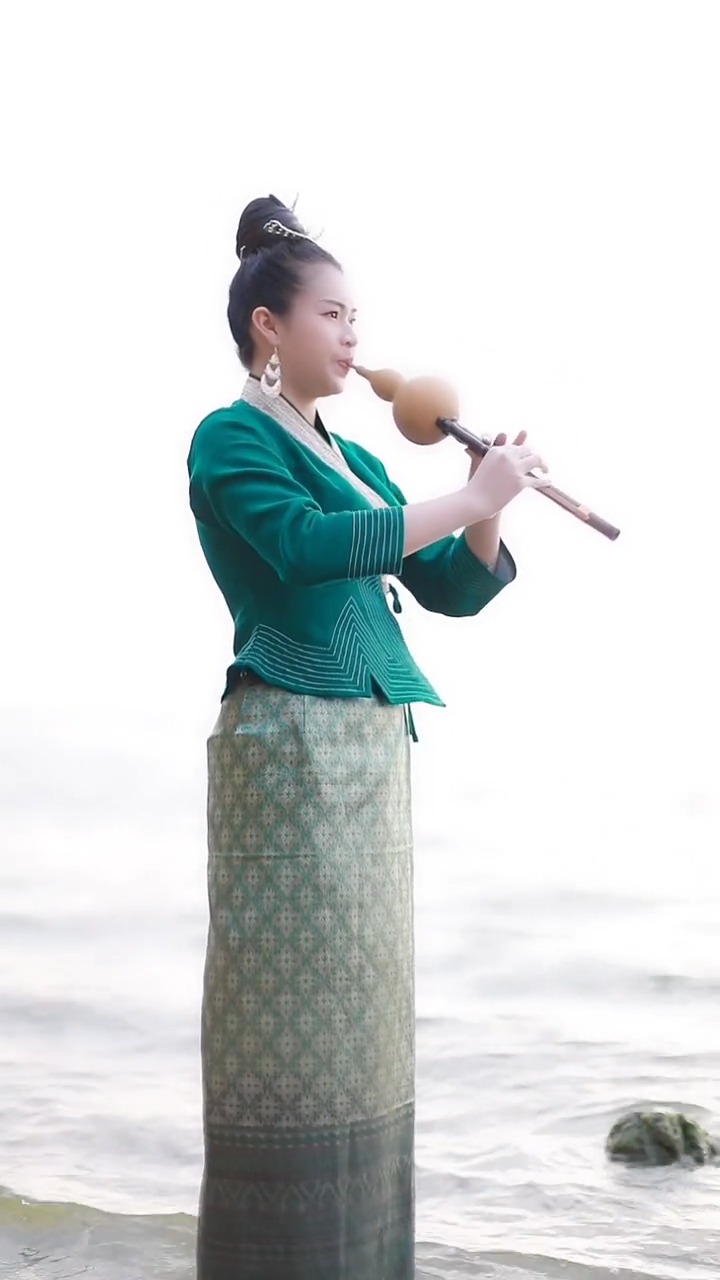 迷惑行为大赏#傣族美女葫芦丝吹奏《美丽的神话》优美