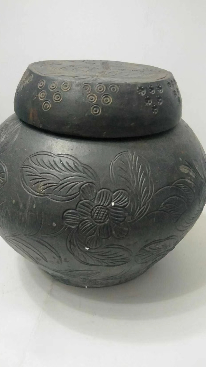清代刻花黑陶罐
