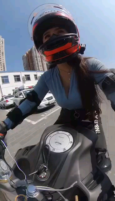 美女車友遇上違規逆行的摩托車撞上了