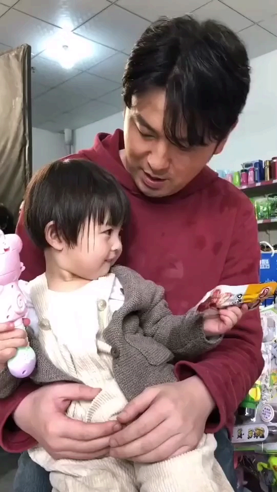 最美笑容征集#雷佳音带小孩好温柔啊