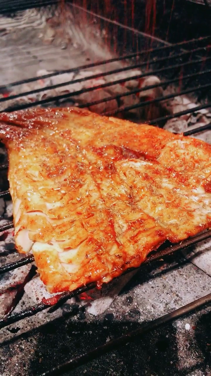 万物皆可烧烤#炭烤鳕鱼教程-度小视