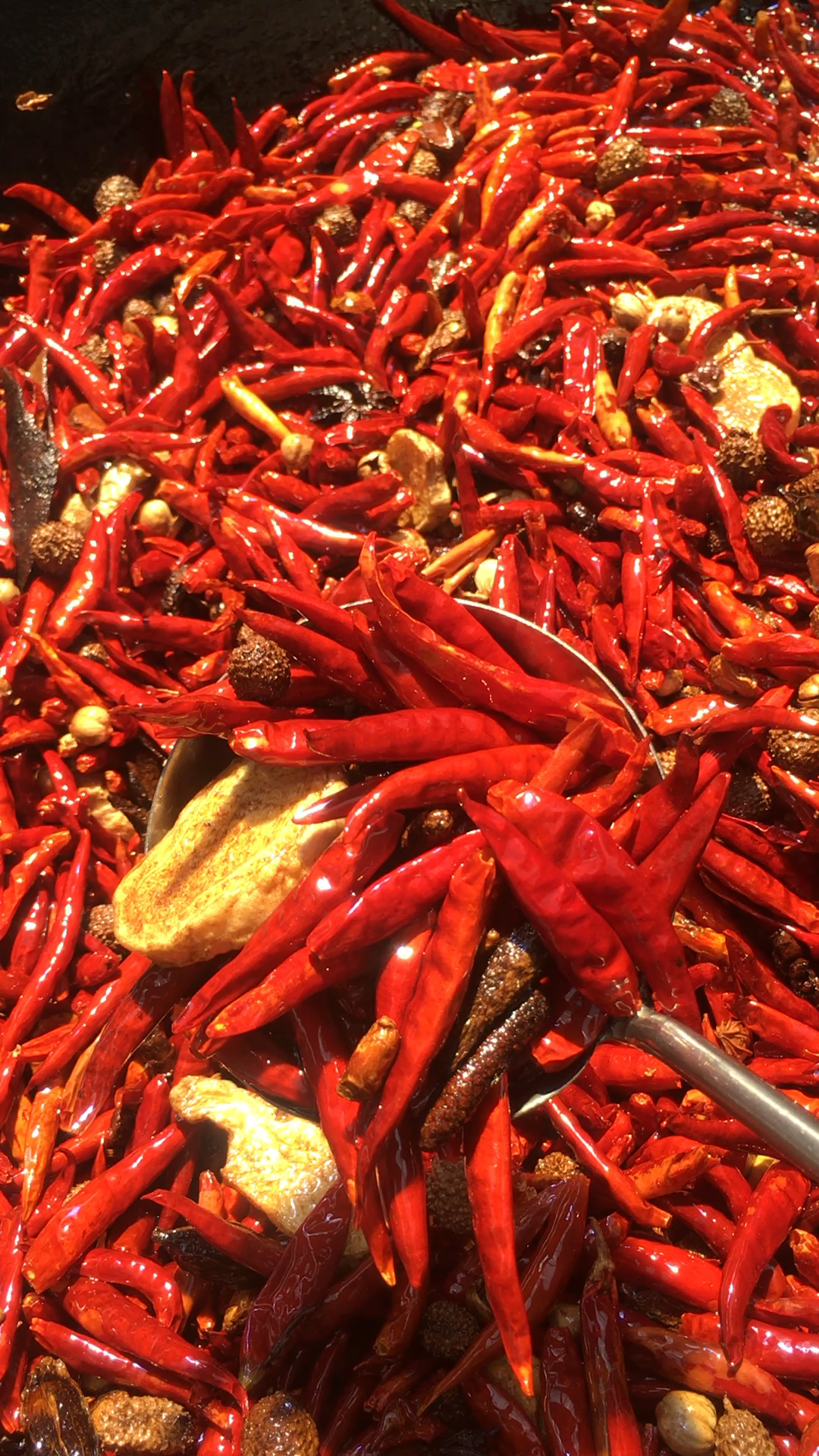 熬制中的板面辣椒.