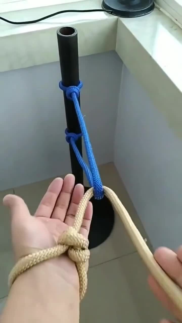 被绳子绑着动弹不了过来人教你用一招逃脱,简单又好学-度小视