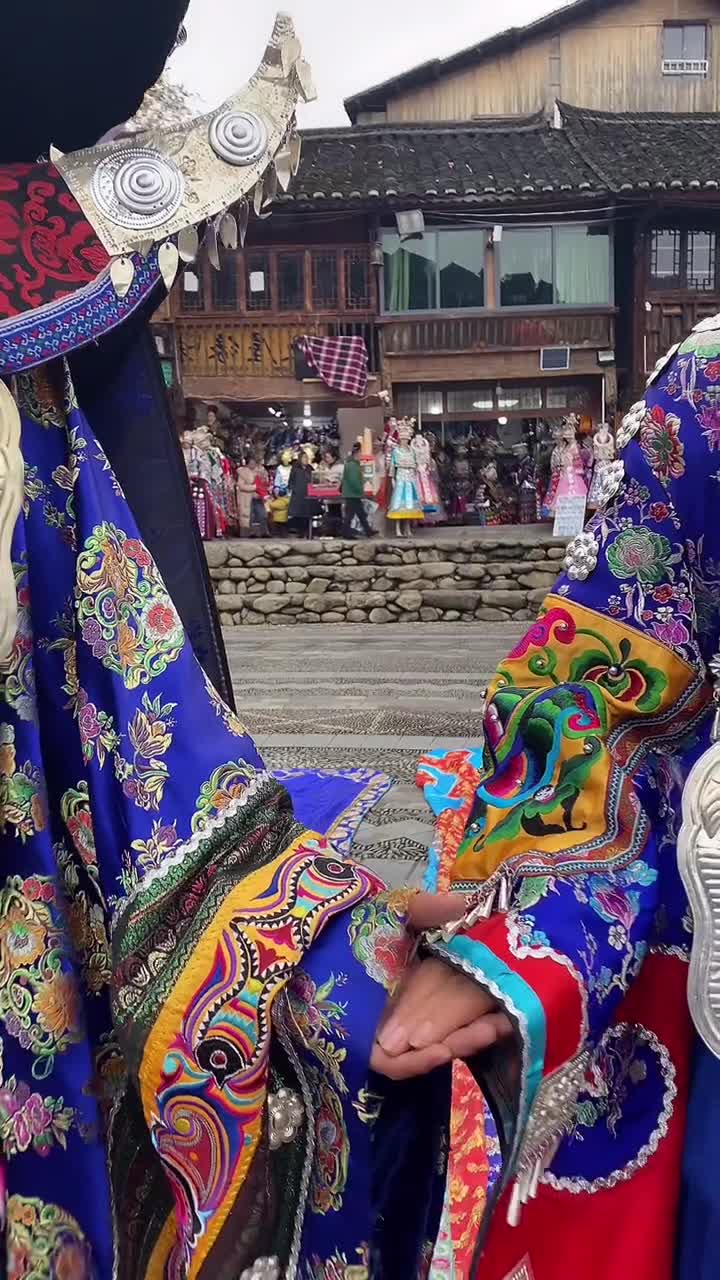 我和我姐的这一套苗王苗后服是从新定做的,不是外公外婆那一套苗王苗