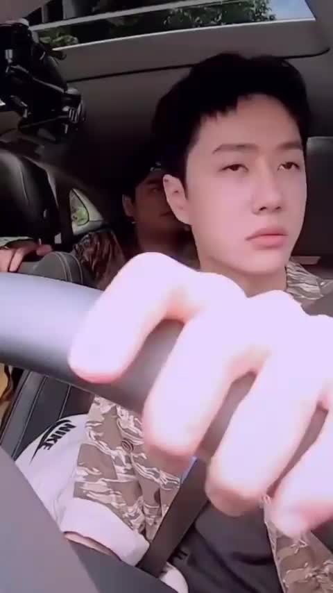 王一博开车的第一视角,发现一个吃口香糖的小可爱,你羡慕了吗