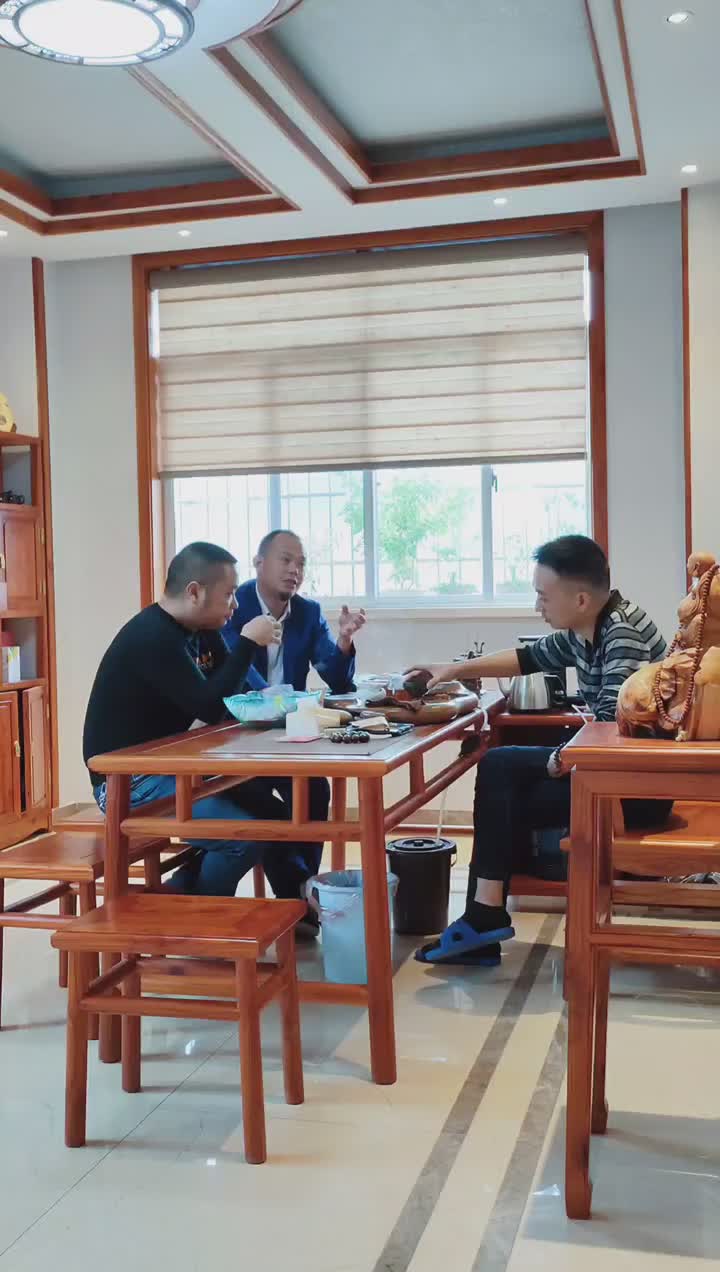 万丈红尘三杯酒千秋大业一壶茶喝茶谈的是生意喝酒吹的是牛皮戒酒