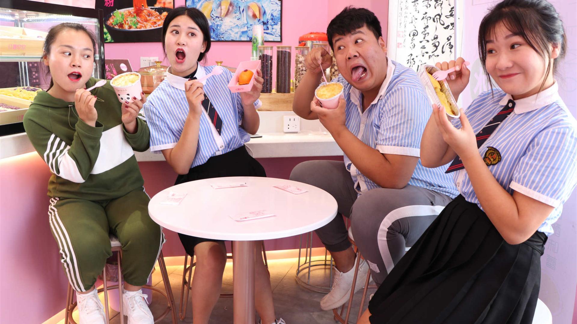 学霸王小九校园剧:老师请同学们吃烤榴莲,同学臭的吃不下,没想女同学