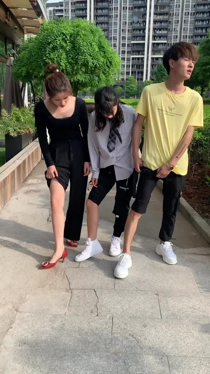 女生有什么可炫耀的,男生的腿比你们还细!