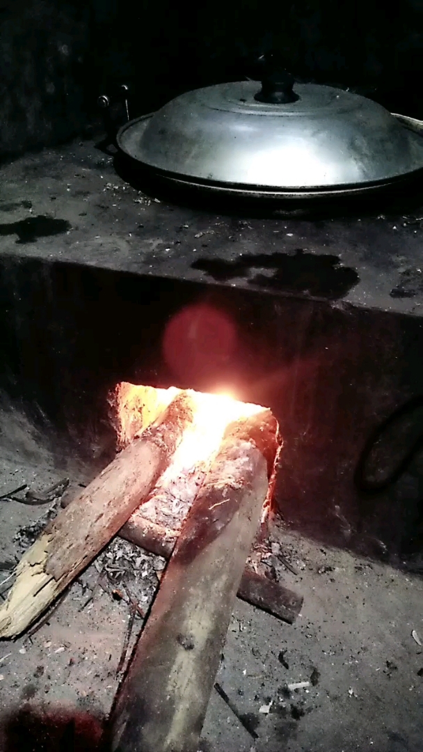生活在农村就是这样,现在还是用柴烧水