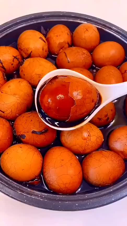 今天来做个茶叶蛋,看看这成色,吃起来真是老好吃了