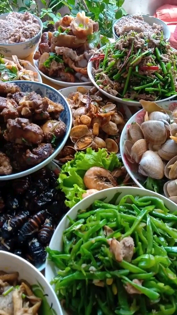 家宴饭菜很是丰盛哦