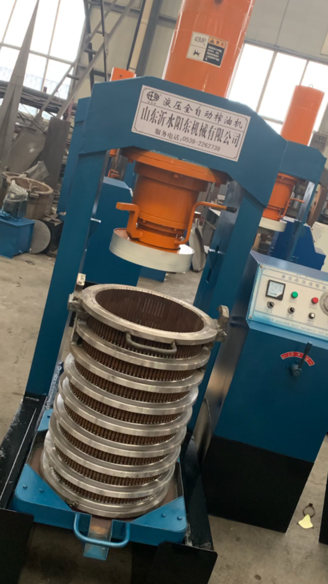 榨油机#液压榨油机 条排桶 出油效果!