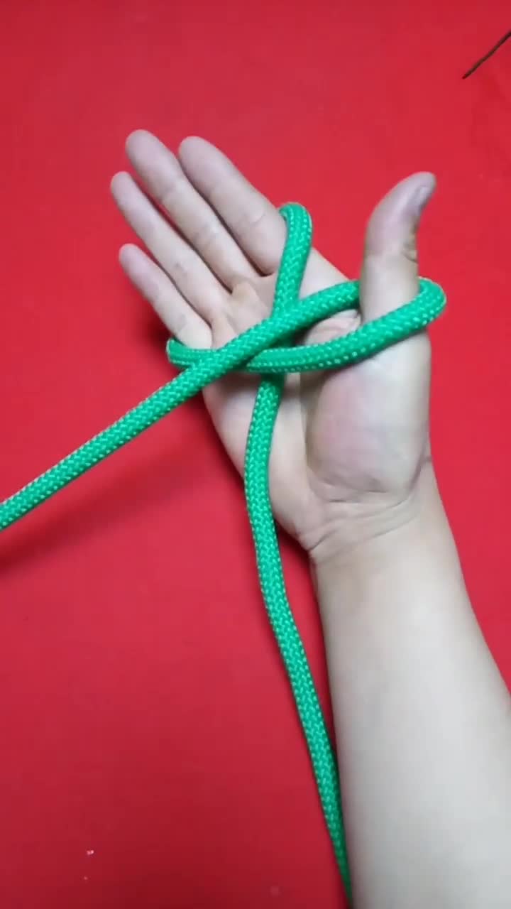 这就是流传已久的双线纽扣结,又叫算盘疙瘩!