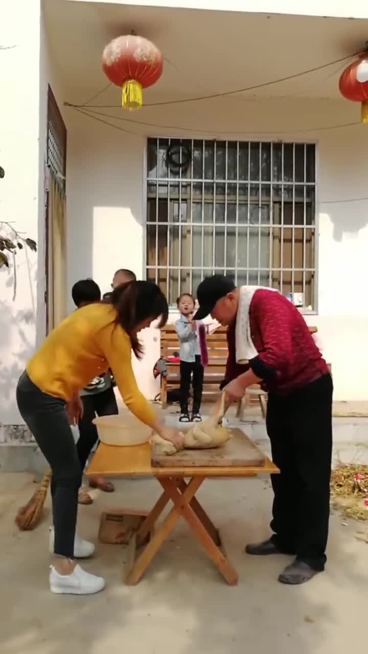 公公在杀鸡,儿媳妇竟然把鸡抢下拿去唱歌,网友:就服你!