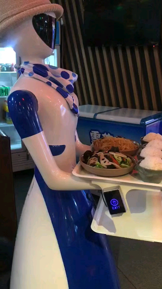 机器人上菜!智能生活!
