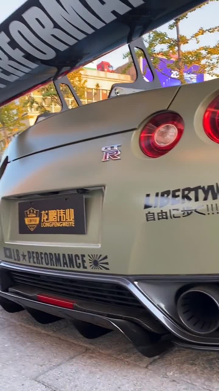 爆改的战神gtr停在金秋银杏树下实在是太帅了你们爱嘛