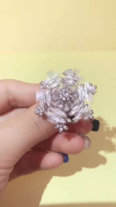 刚买的会转圈的雪花戒指,这样我都玩了一天了,强迫症都治好了