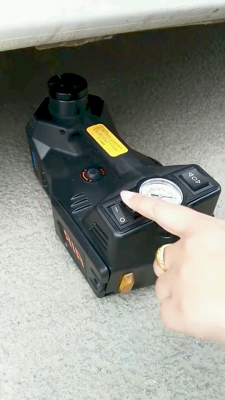 出门必备修车神器让你随时随地换轮胎