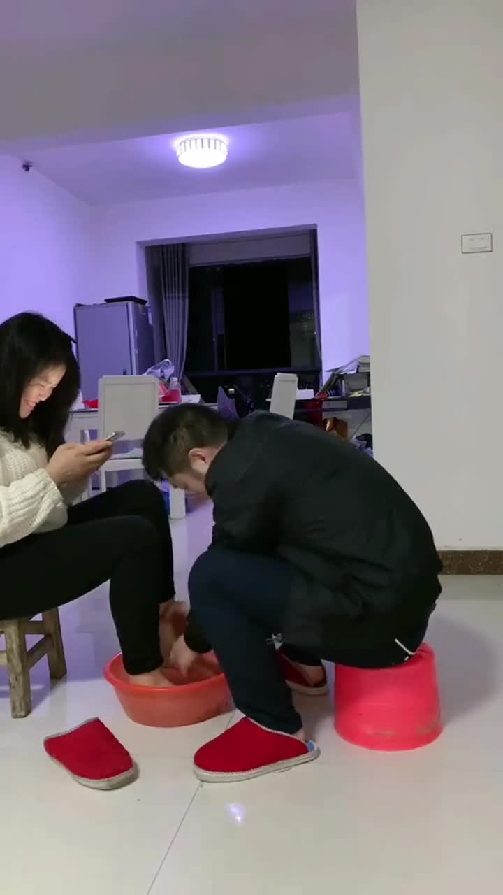老公给老婆洗脚图片图片