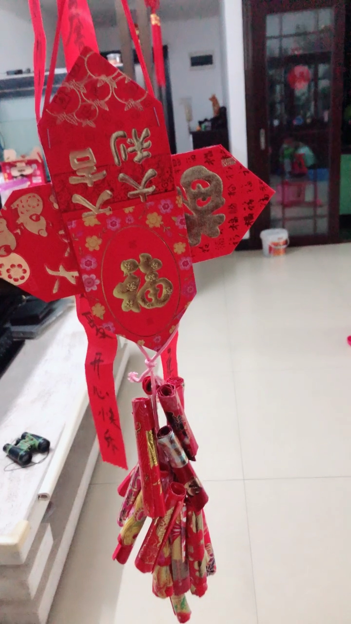 宝贝明天开学了,这是明天宝贝开学需要的东西,用红包袋做得鞭炮!
