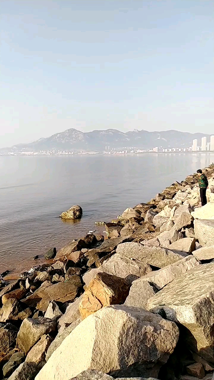 荣成石岛湾海边晨练