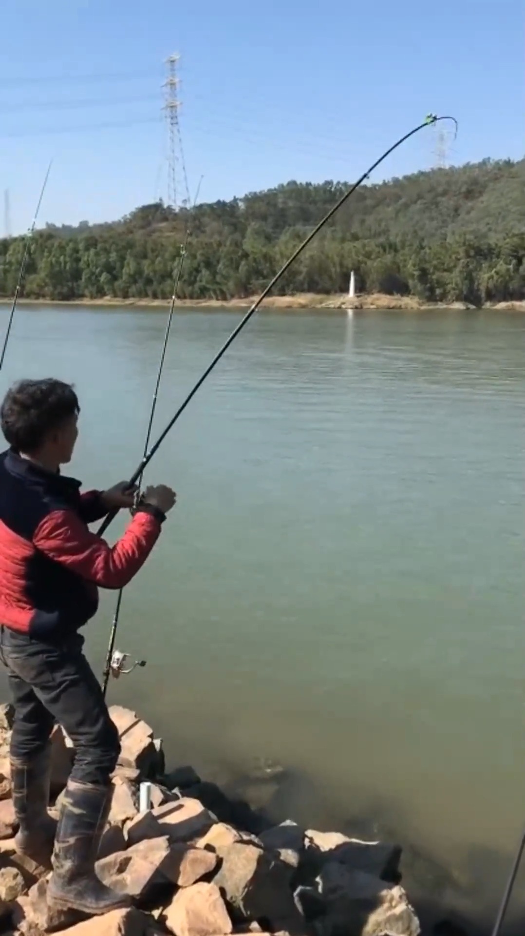 娱乐玩游戏#小伙子在河边钓鱼,突然大叫起来,收线之后更激动了!