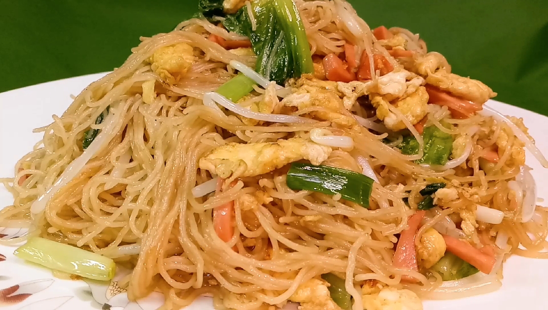 自制美食#厨师长在家教你做"鸡蛋火腿炒米粉"米粉不沾,更有嚼劲