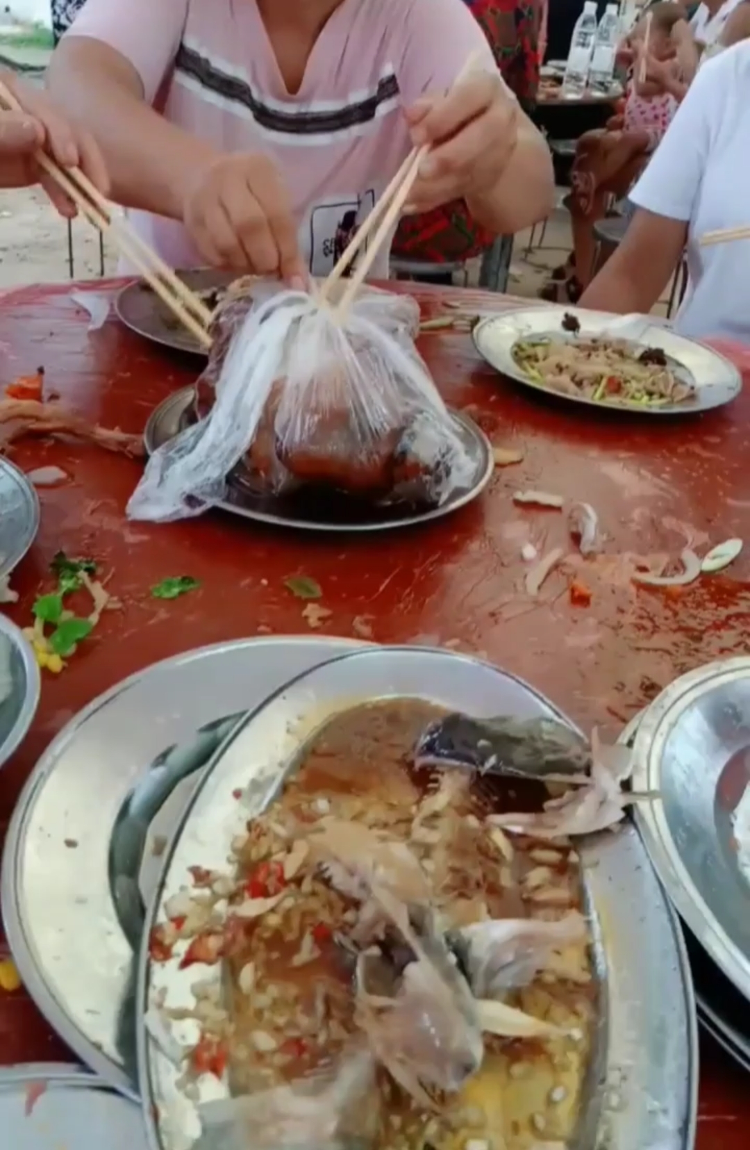 现在肉贵吃不起,看见桌子上的肉直接开抢啦