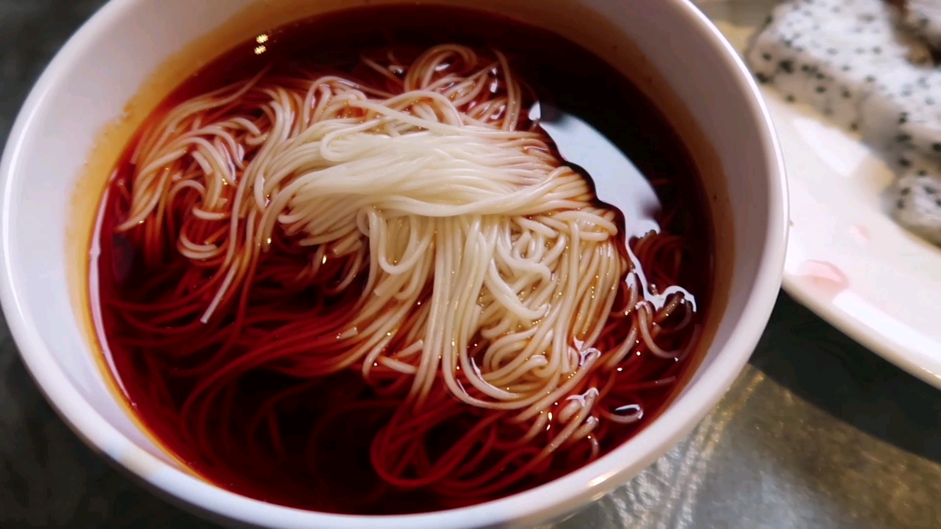 满是红油的一碗面条 看着就辣