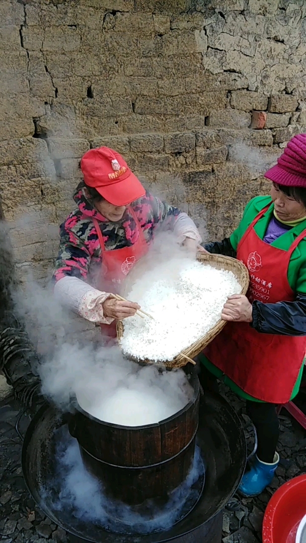 农村传统的木桶蒸饭,可香啦特好吃.