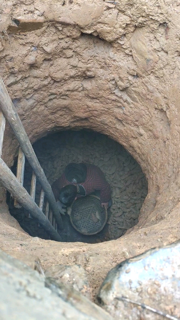 在地窖里取红薯的父亲,我看见了他头上的一片霜雪