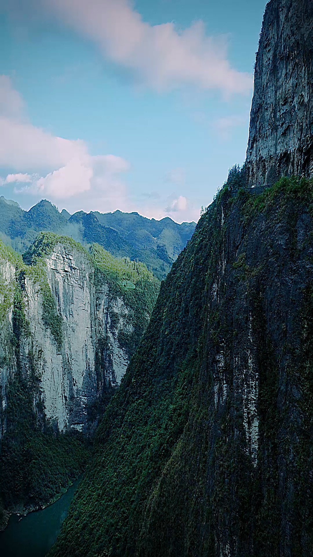 全民爱航拍#雕崖位于湖北省恩施州鹤峰县境内,因峡谷深卧,绝壁耸峙而