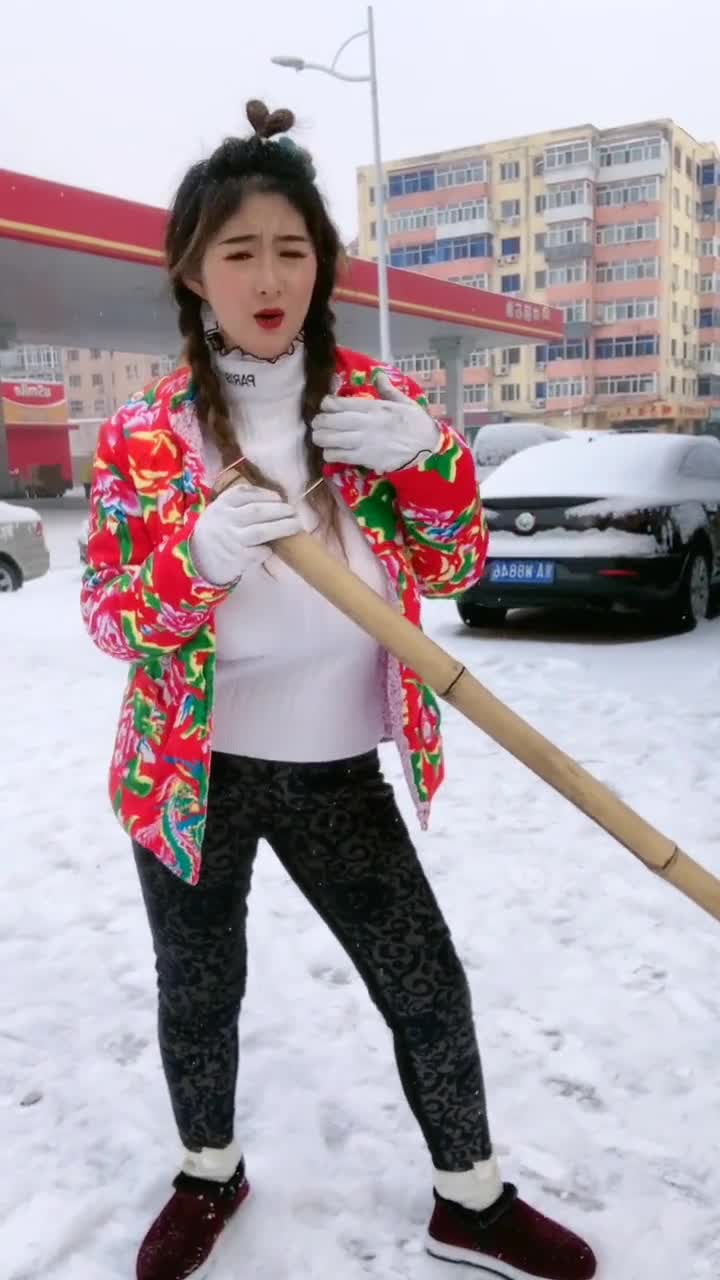 东北女人多才多艺,上得厅堂下得厨房,真是优秀