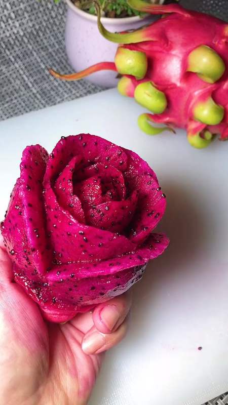 红心火龙果雕刻的玫瑰花真心漂亮!连我自己都舍不得吃