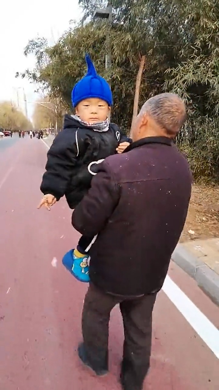 爷爷带娃靠体力,妈妈带娃靠智慧