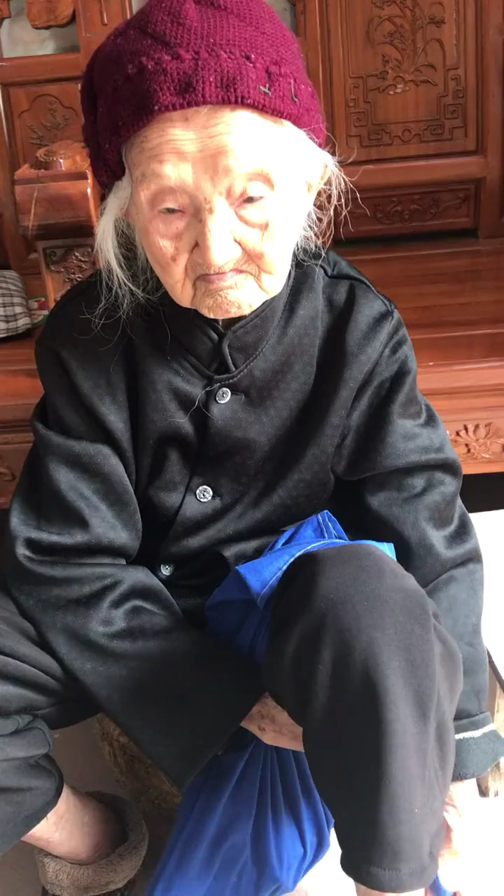 老奶奶是广西巴马长寿村的寿星,清光绪三十年生人.今年115岁了,耳不聋