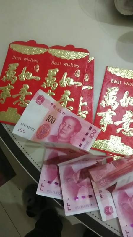 这是我买车摆了两桌就收五个红包,来的都是穷亲戚有钱的一个没来,红包