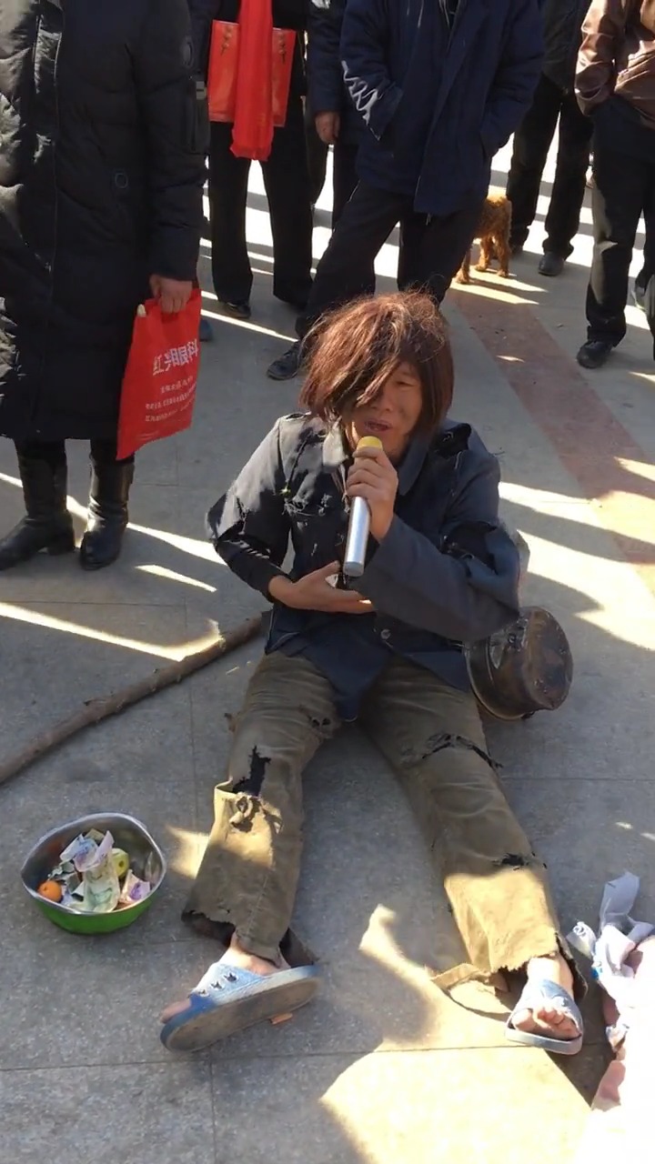 乞丐户外唱歌#出来打拼久了,都会想家,你想家了没?