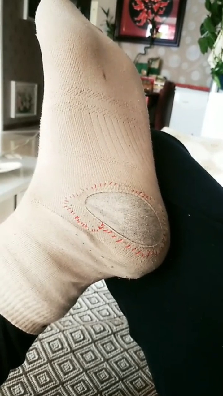 搞笑视频#你们说 这媳妇还能要吗?一双袜子穿了三年了