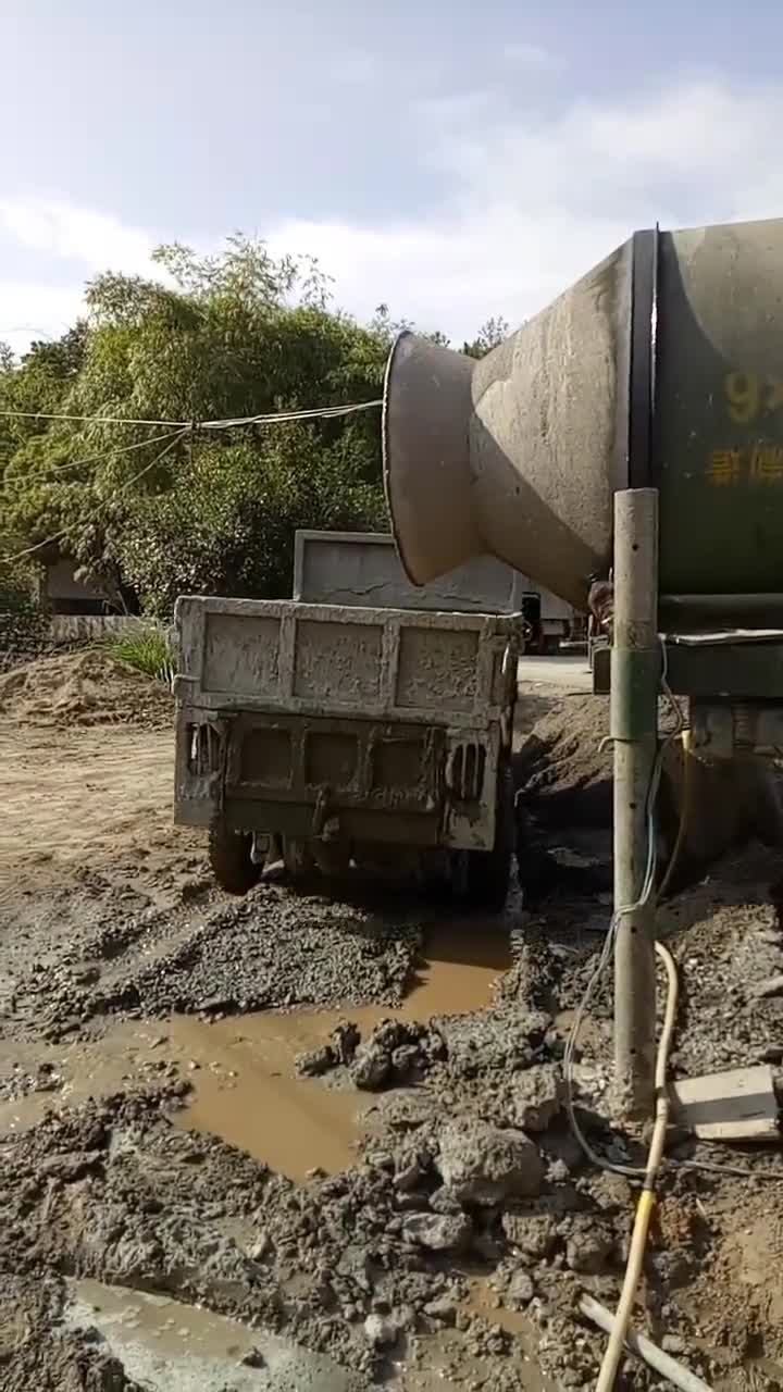 倒地面,四轮车拉混凝土
