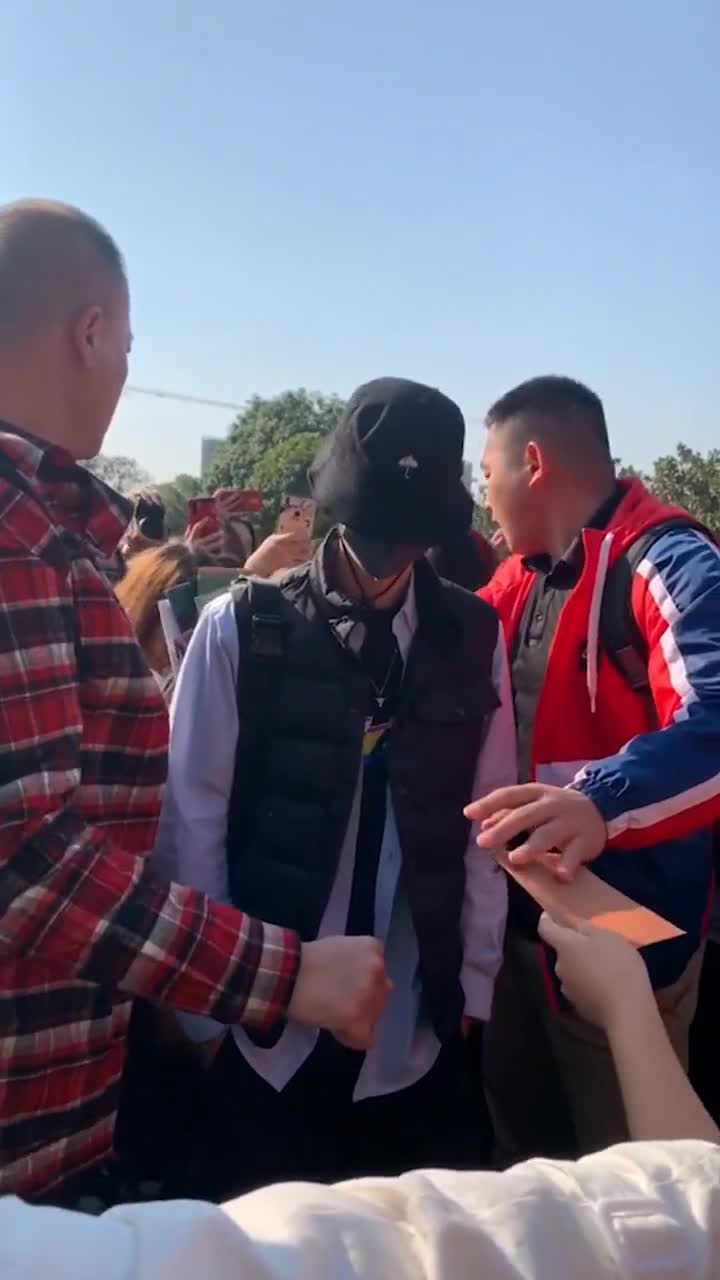 明星#偶遇王一博出行,看到本尊后,网友沸腾啦-度小视
