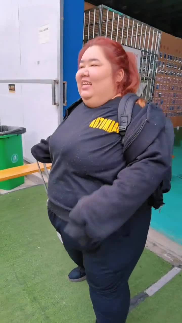 来自湖北380斤的小姐姐,目标减重200斤,他说减肥不是为了美只为走路不