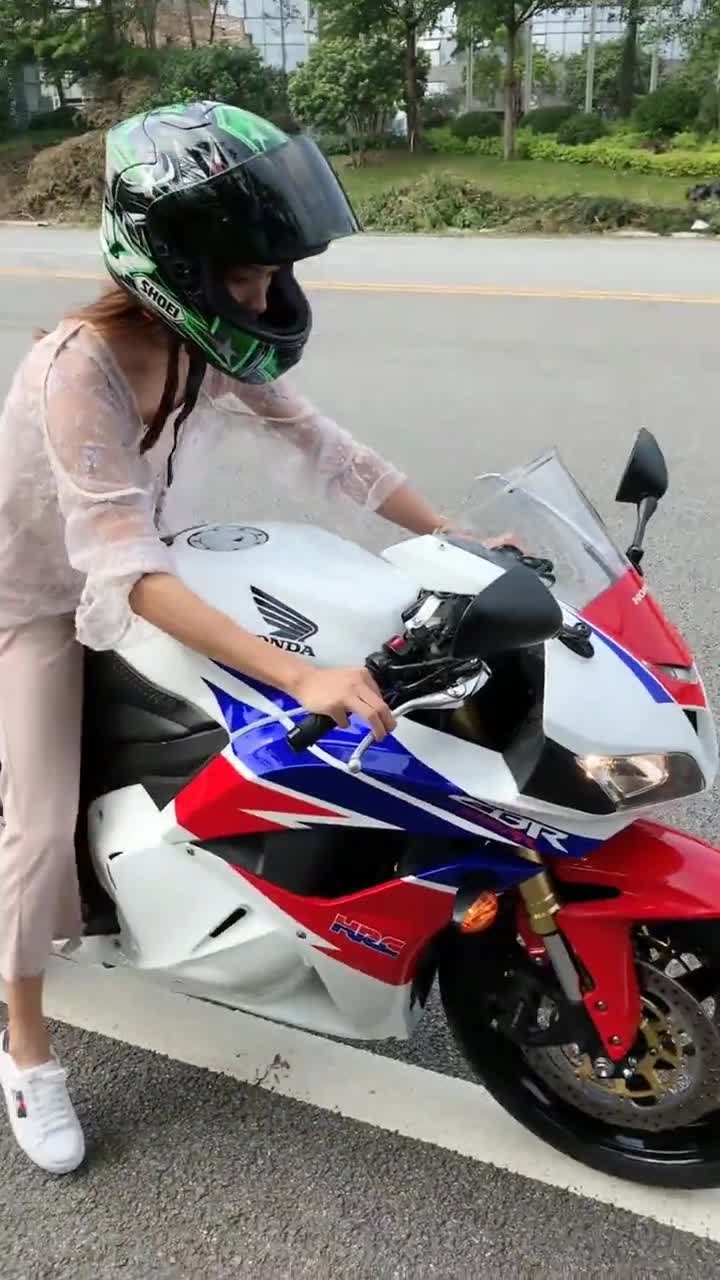 最近这款摩托车挺火,美女骑着很拉风!