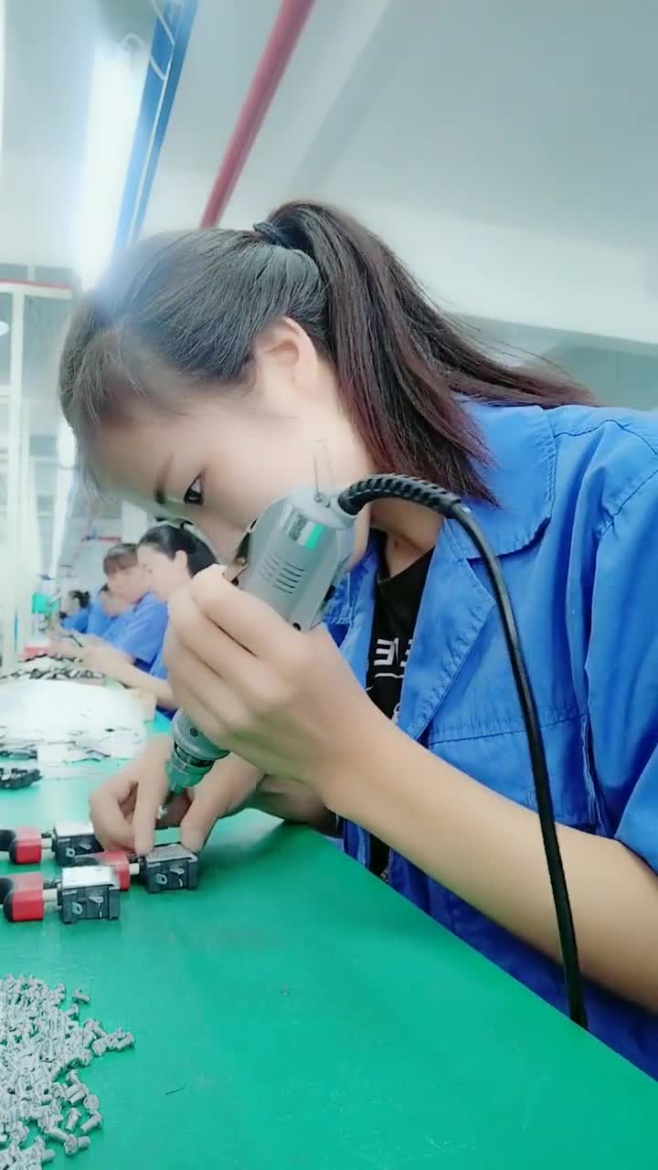 这美女刚学打螺丝,还不怎么会打