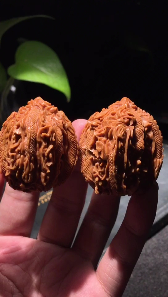 文玩核桃纯手工精雕九龙